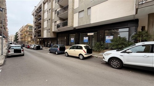 Locale commerciale angolare con 4 vetrine, giardino e cortile, zona ospedale